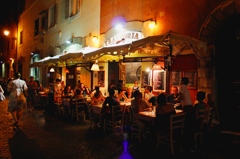 路地裏のにぎわい