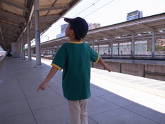 駅にて