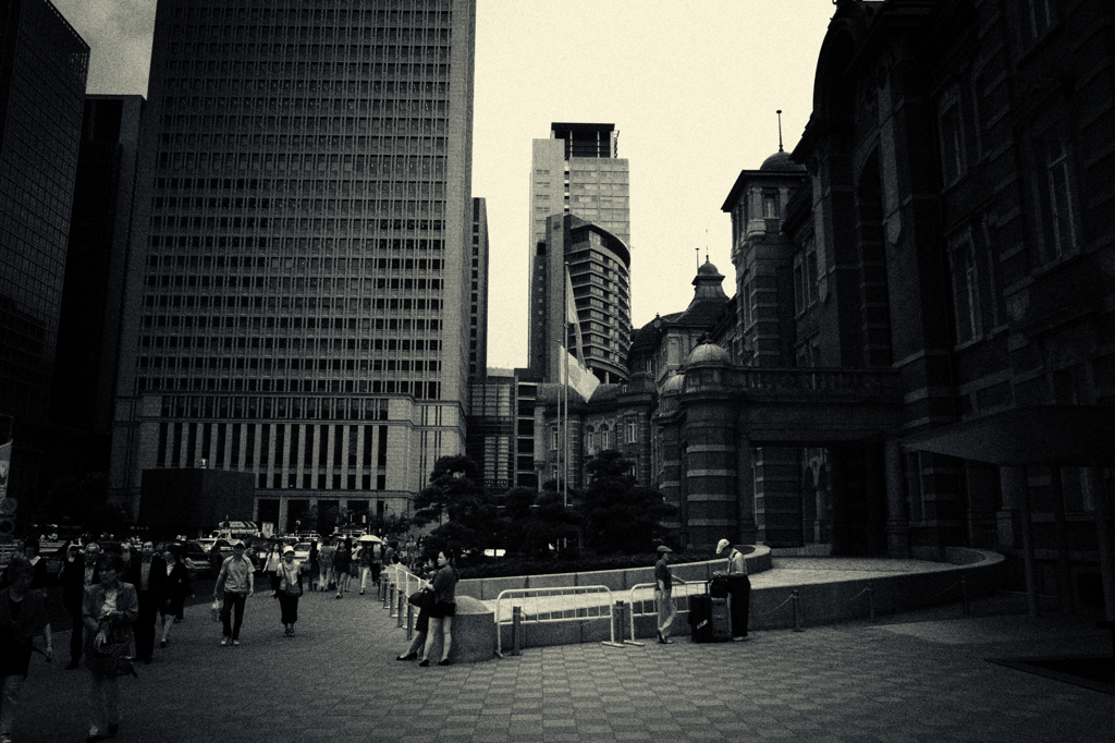 東京駅前の情景