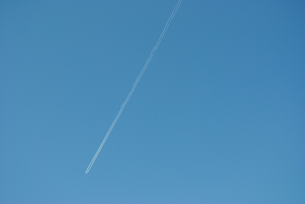飛行機雲　下降気味。