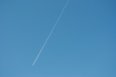 飛行機雲　下降気味。