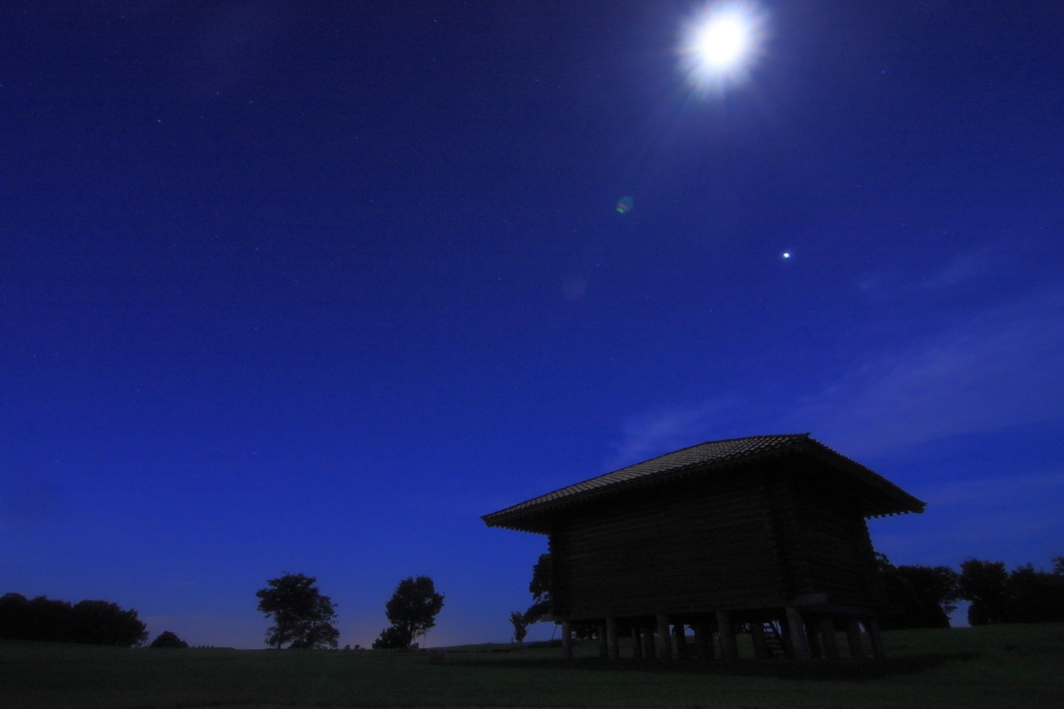 鞠智城跡の星景　月と木星と米倉