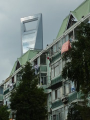 民家と高層ビル