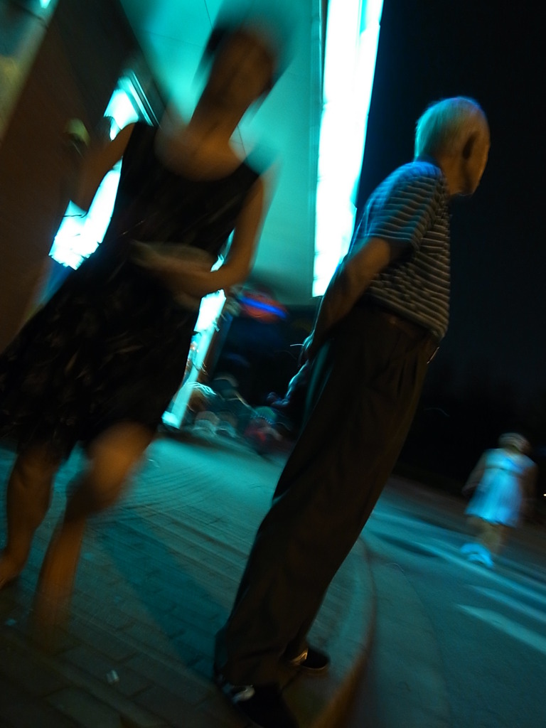 夕涼みする老人とジョギングする婦人
