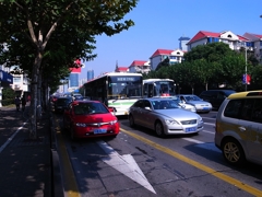信号待ちの車