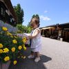 お花に釘付け