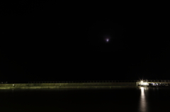 闇に浮かぶ勝浦漁港