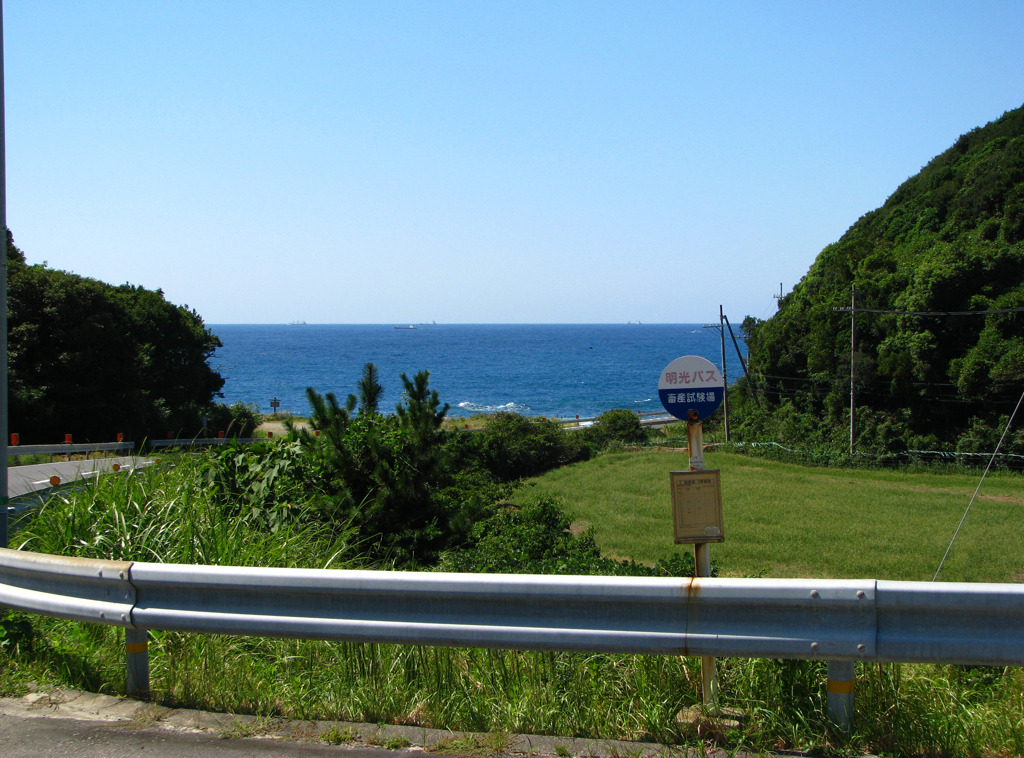 バス停と海
