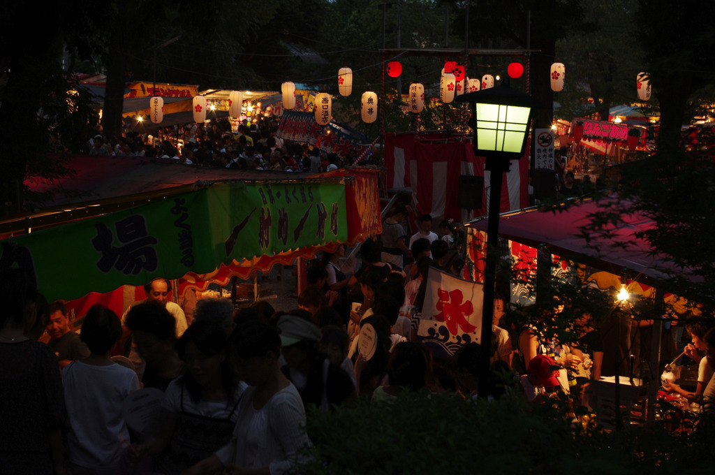 連なる夜店