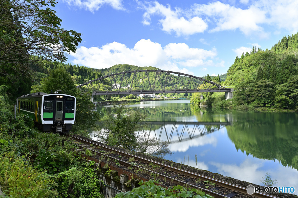 只見川沿い走る列車