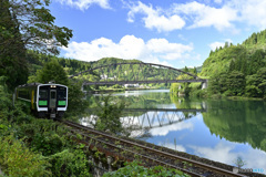 只見川沿い走る列車