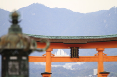 向こう岸の山