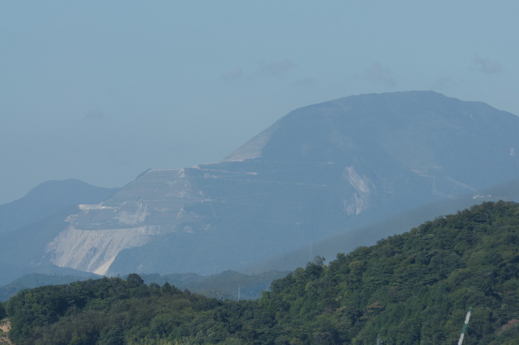 2019 見慣れぬ伊吹山(彦根城から)