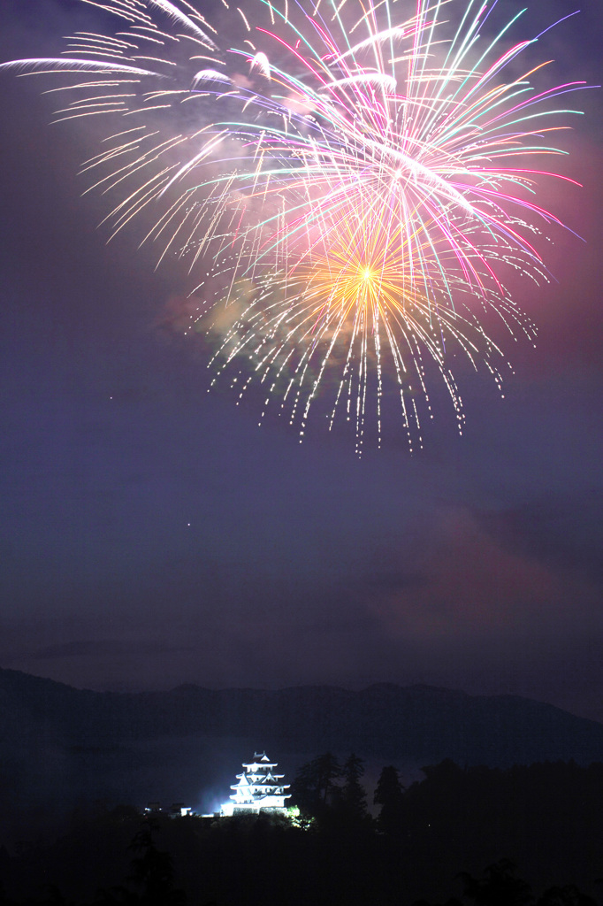 八幡城の夜空に