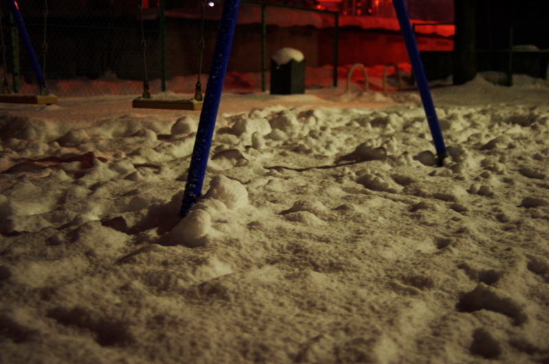 雪の夜の公園