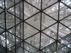 見上げると・・・福岡タワーの足元にて
