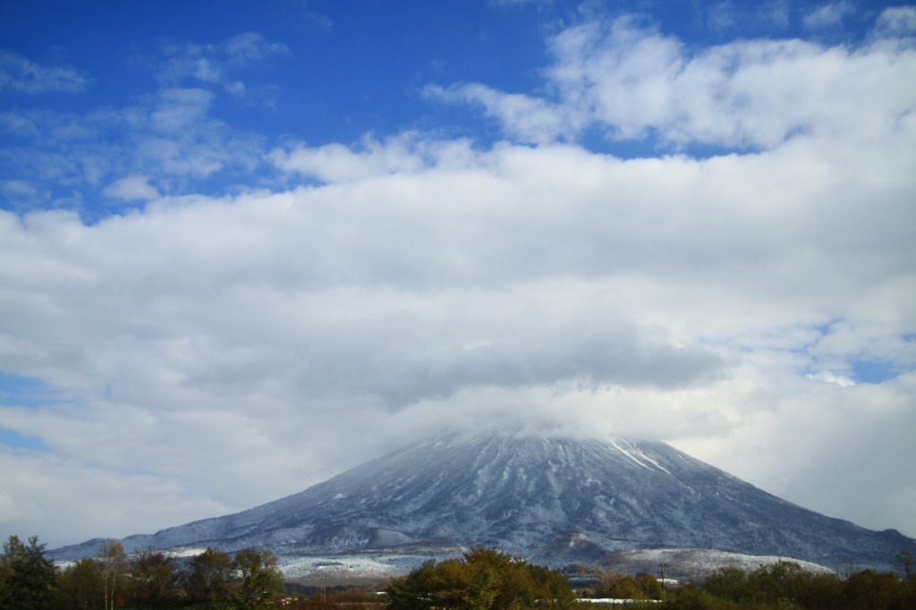 羊蹄山の初冠雪