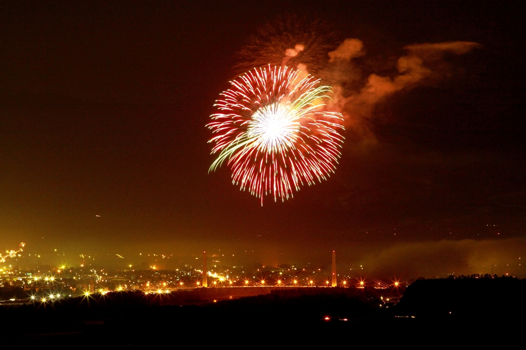 夜景と花火と