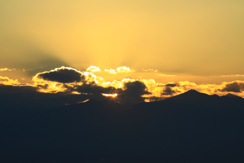 光が　山と雲のシルエット