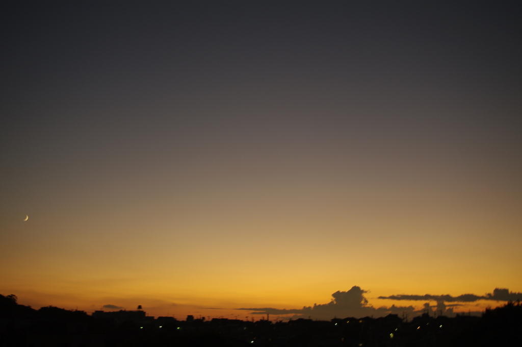 少しの月と夕暮れ