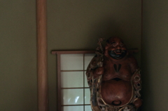 佇まう