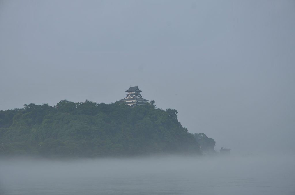 朝靄の中