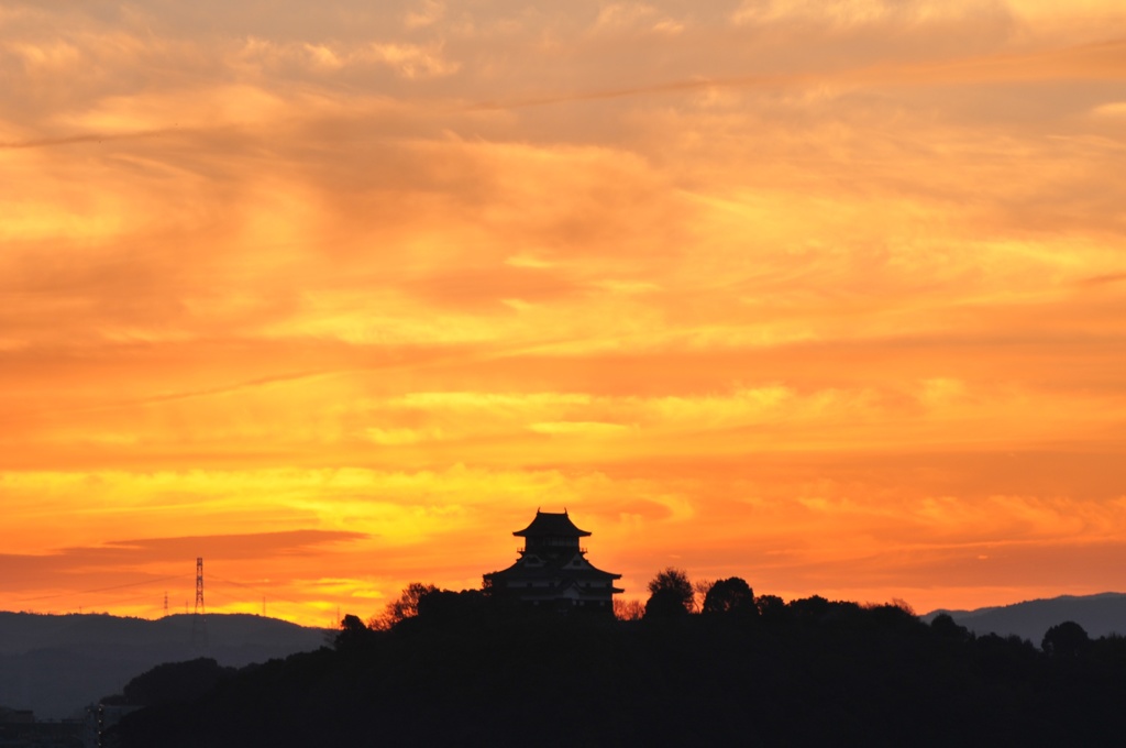 朝焼けの犬山城