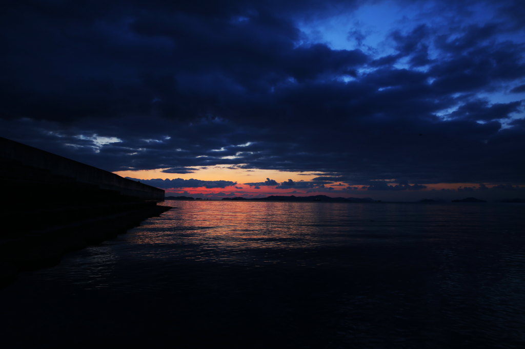 青い海