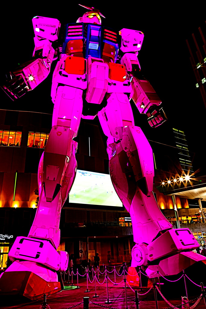 ピンクに輝く　ガンダム
