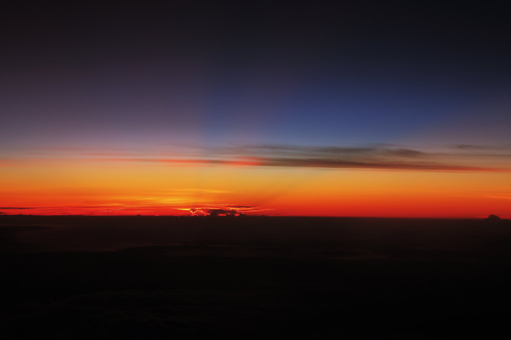 上空の夕日