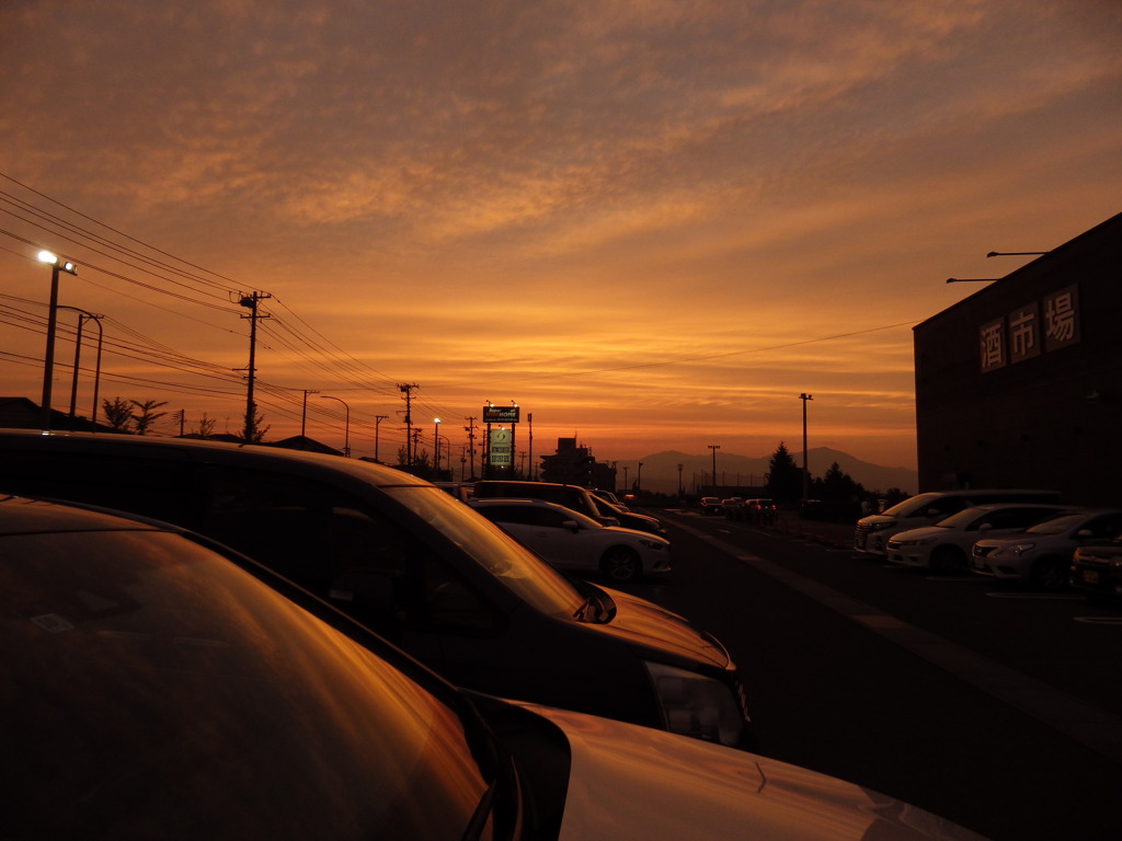 スーパー駐車場の夕焼け