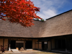 色づく古民家