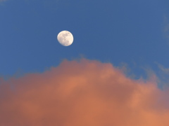 月と夕焼け雲