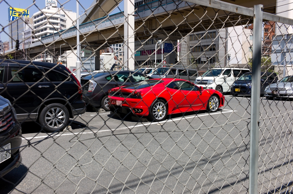 金網越しのフェラーリ