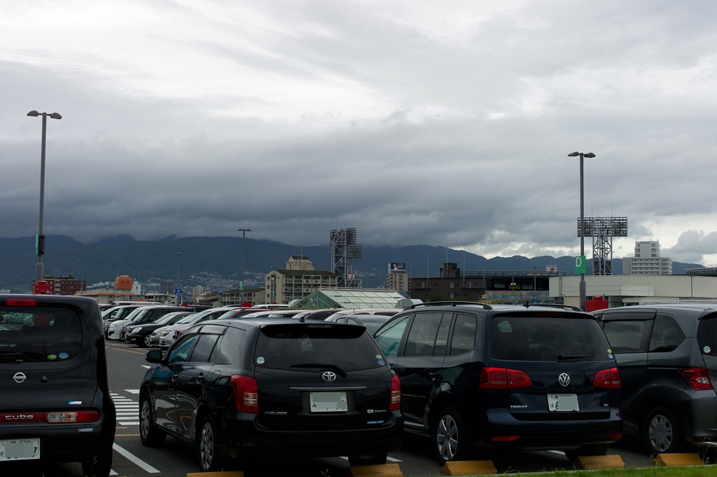 曇り　そして六甲山頂は雨