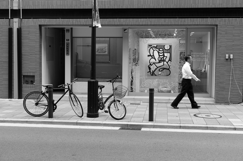 自転車とアートと通行人