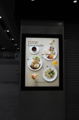 早朝の新大阪駅