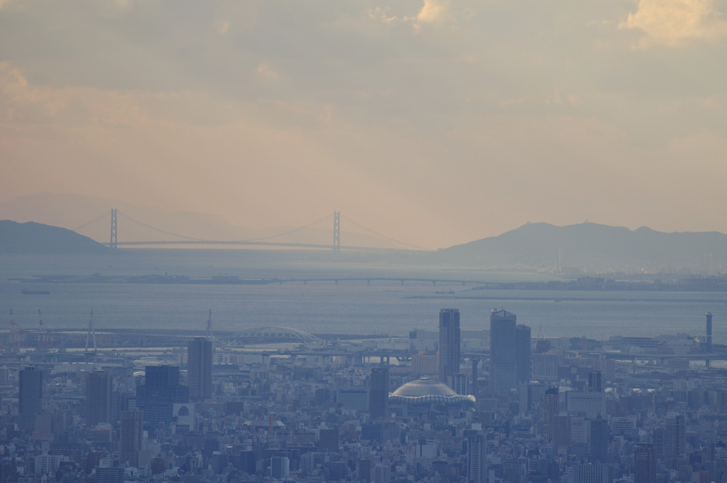 ドームと大阪湾と明石海峡大橋