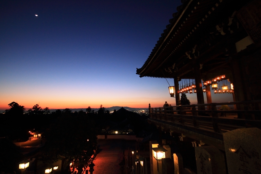 しんみりと暮れる、二月堂の夕焼け