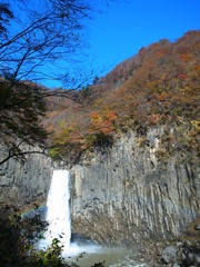 苗名滝と紅葉