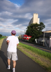 走る人