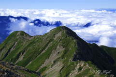 仙丈岳山頂から望む