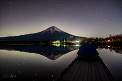 冬の湖と富士山