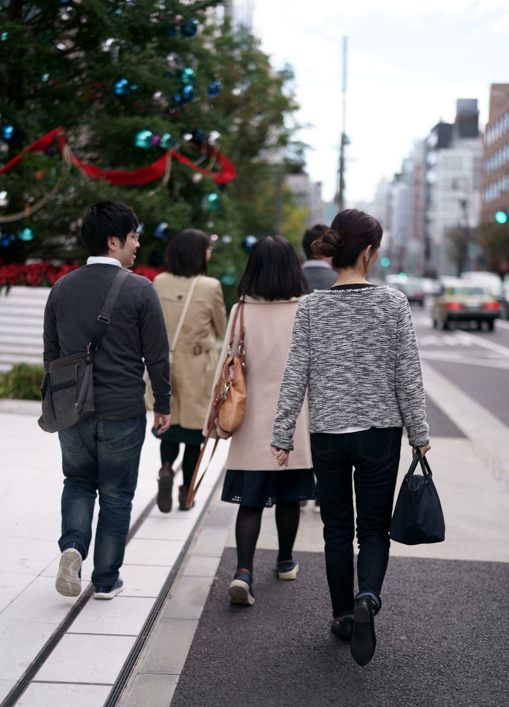 ツリーのある歩道