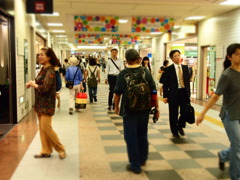 新宿にて/先急ぐ人々