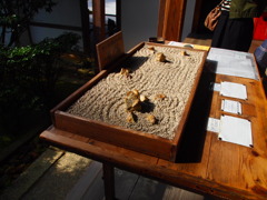 龍安寺。これとおんなじだけの石ころがお庭にあるそうな。