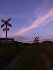 夕暮れの踏み切り