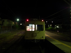 夕闇のホームに停車する銚子電鉄