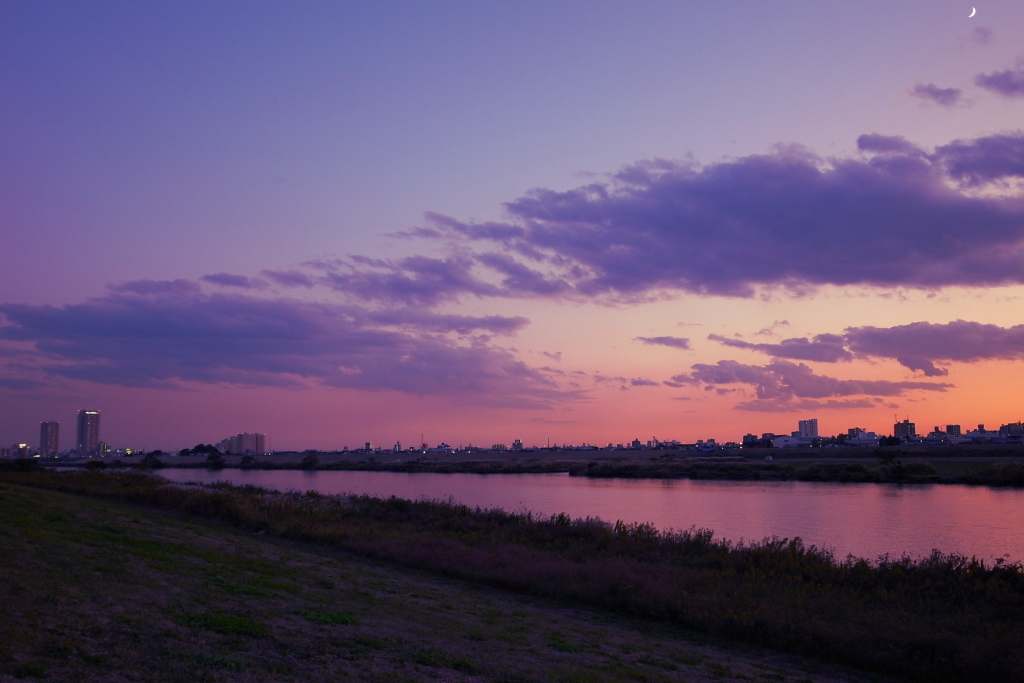 夕映えに染まる川