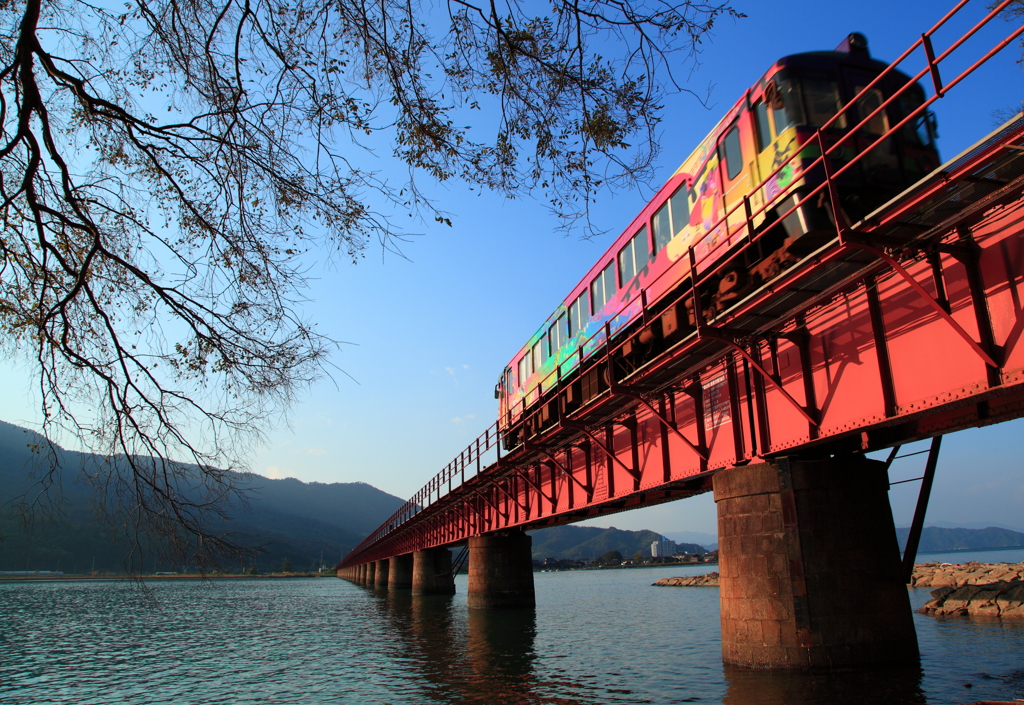 秋空と紅色鉄橋